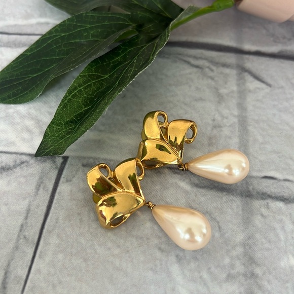 80’s Givenchy VTG faux baroque pearl dangling pierced earrings TEAR DROP 2” - Picture 1 of 7